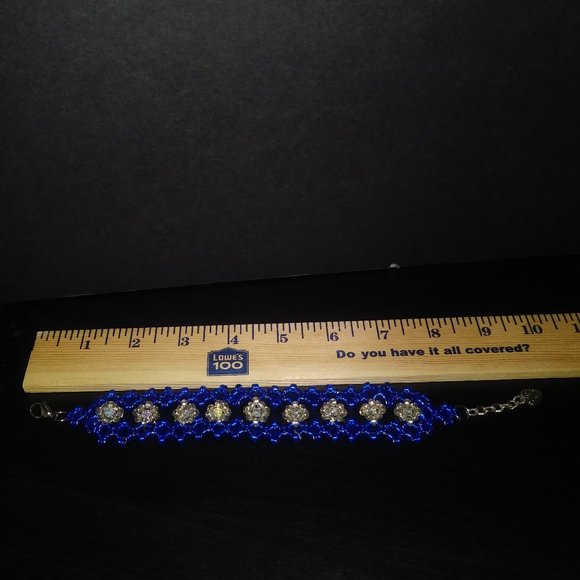 Handmade bracelet with beads in blue and white tones. - Picture 8 of 11